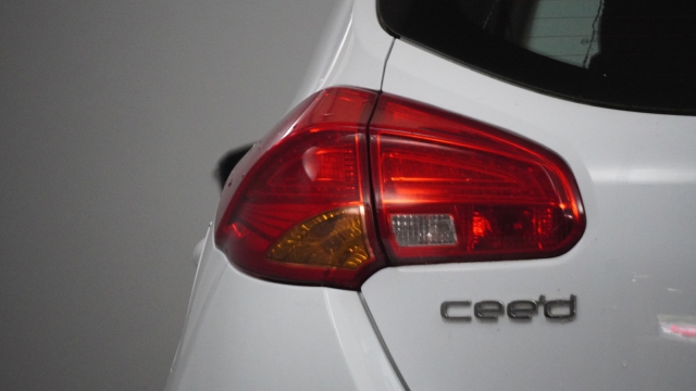 View the 2014 Kia Ceed: 1.6 CRDi 2 EcoDynamics 5dr Online at Peter Vardy