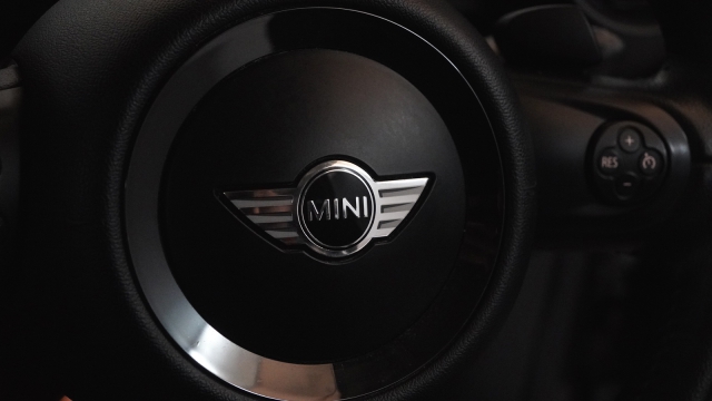 View the 2015 Mini Paceman: 1.6 Cooper S 190 ALL4 3dr Online at Peter Vardy