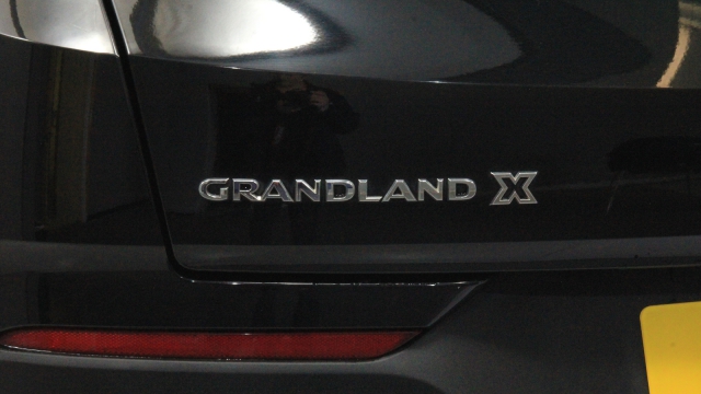 View the 2018 Vauxhall Grandland X: 1.2 Turbo Sport Nav 5dr Online at Peter Vardy