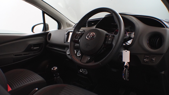 View the 2015 Toyota Yaris: 1.33 VVT-i Sport 5dr Online at Peter Vardy