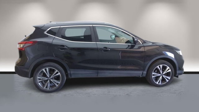 View the NISSAN QASHQAI: 1.2 DiG-T N-Connecta [Glass Roof Pack] 5dr Online at Peter Vardy