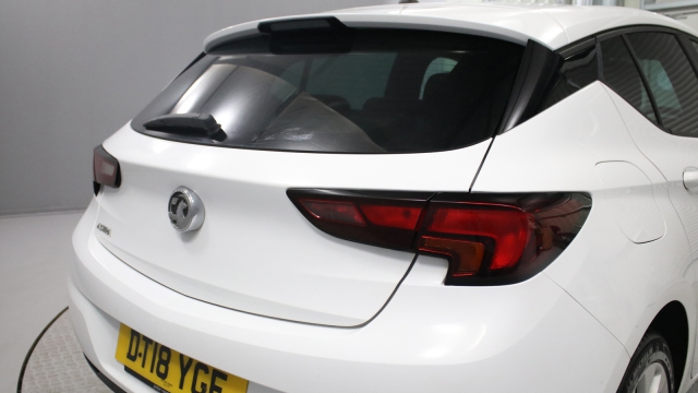 View the 2018 Vauxhall Astra: 1.4i 16V Design 5dr Online at Peter Vardy