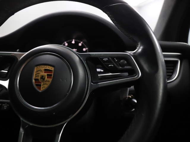 View the 2018 Porsche Macan: Turbo Performance 5dr PDK Online at Peter Vardy