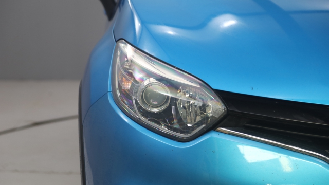 View the 2015 Renault Captur: 1.5 dCi 90 Dynamique S Nav 5dr Online at Peter Vardy