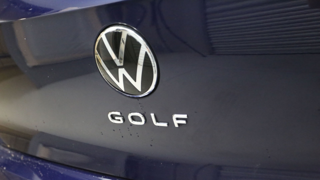 View the 2020 Volkswagen Golf: 1.5 eTSI 150 R-Line 5dr DSG Online at Peter Vardy