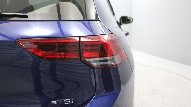 View the 2020 Volkswagen Golf: 1.5 eTSI 150 R-Line 5dr DSG Online at Peter Vardy