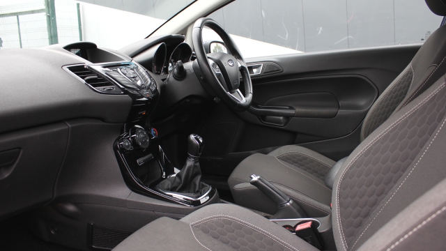 View the 2015 Ford Fiesta: 1.0 EcoBoost 125 Zetec S Navigation 3dr Online at Peter Vardy