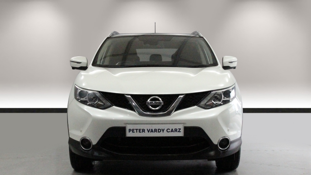 View the 2015 Nissan Qashqai: 1.2 DiG-T N-Tec+ 5dr Online at Peter Vardy