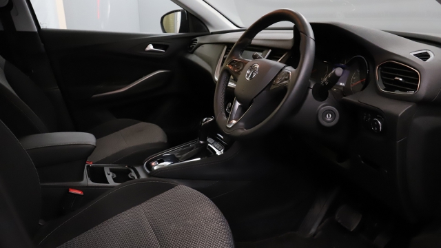 View the 2019 Vauxhall Grandland X: 1.2 Turbo SE 5dr Auto [8 Speed] Online at Peter Vardy