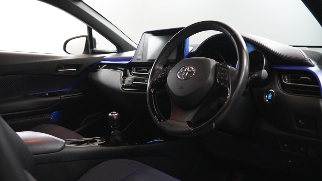 View the 2017 Toyota C-hr: 1.2T Dynamic 5dr Online at Peter Vardy