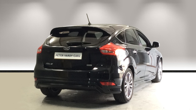 View the 2017 Ford Focus: 1.0 EcoBoost 125 ST-Line Navigation 5dr Online at Peter Vardy