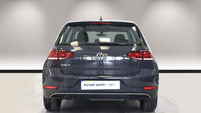 View the 2018 Volkswagen Golf: 1.6 TDI SE [Nav] 5dr Online at Peter Vardy