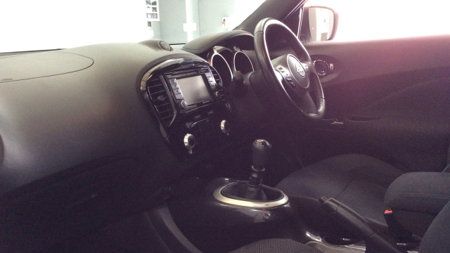 View the 2015 Nissan Juke: 1.2 DiG-T N-Connecta 5dr Online at Peter Vardy
