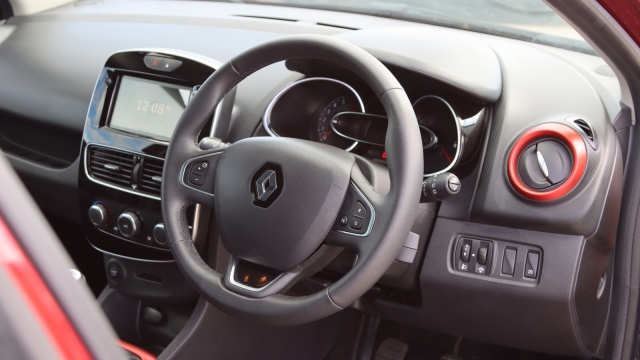 View the 2019 Renault Clio: 0.9 TCE 90 Iconic 5dr Online at Peter Vardy