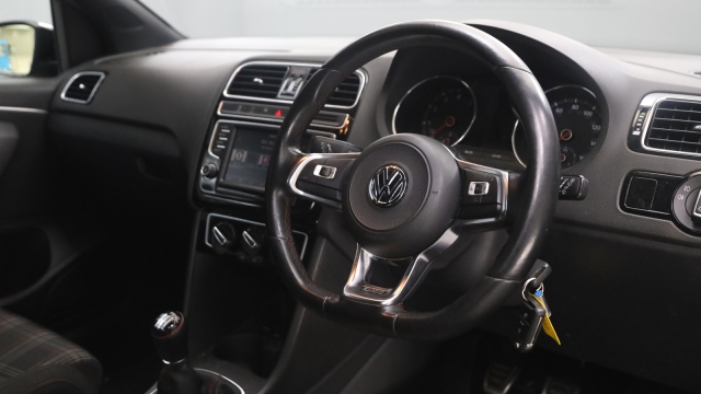 View the 2016 Volkswagen Golf: 2.0 TDI R-Line 5dr Online at Peter Vardy