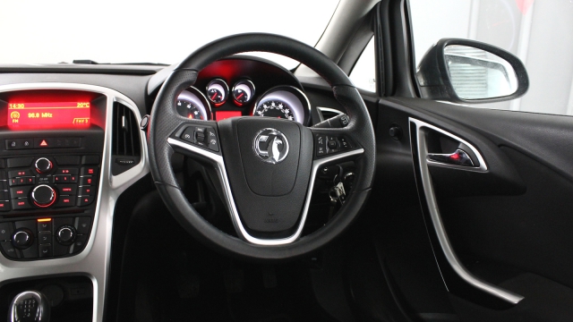 View the 2014 Vauxhall Astra: 1.4i 16V SRi 5dr Online at Peter Vardy