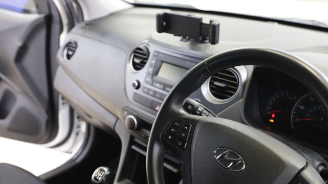 View the 2017 Hyundai I10: 1.0 Premium 5dr Online at Peter Vardy