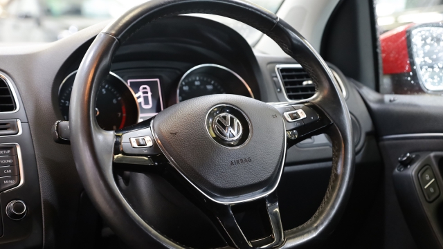 View the 2015 Volkswagen Polo: 1.0 SE 5dr Online at Peter Vardy