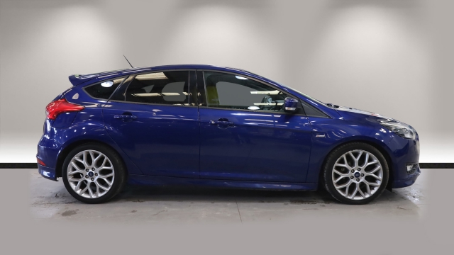 View the 2017 Ford Focus: 1.5 TDCi 120 ST-Line 5dr Powershift Online at Peter Vardy