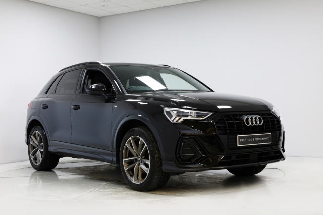 View the 2022 Audi Q3: 35 TFSI Black Edition 5dr Online at Peter Vardy